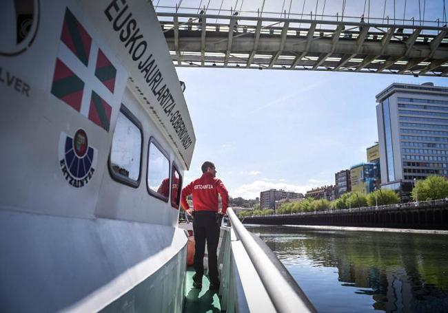 Una de las embarcaciones de la Ertzaintza surca la ría.