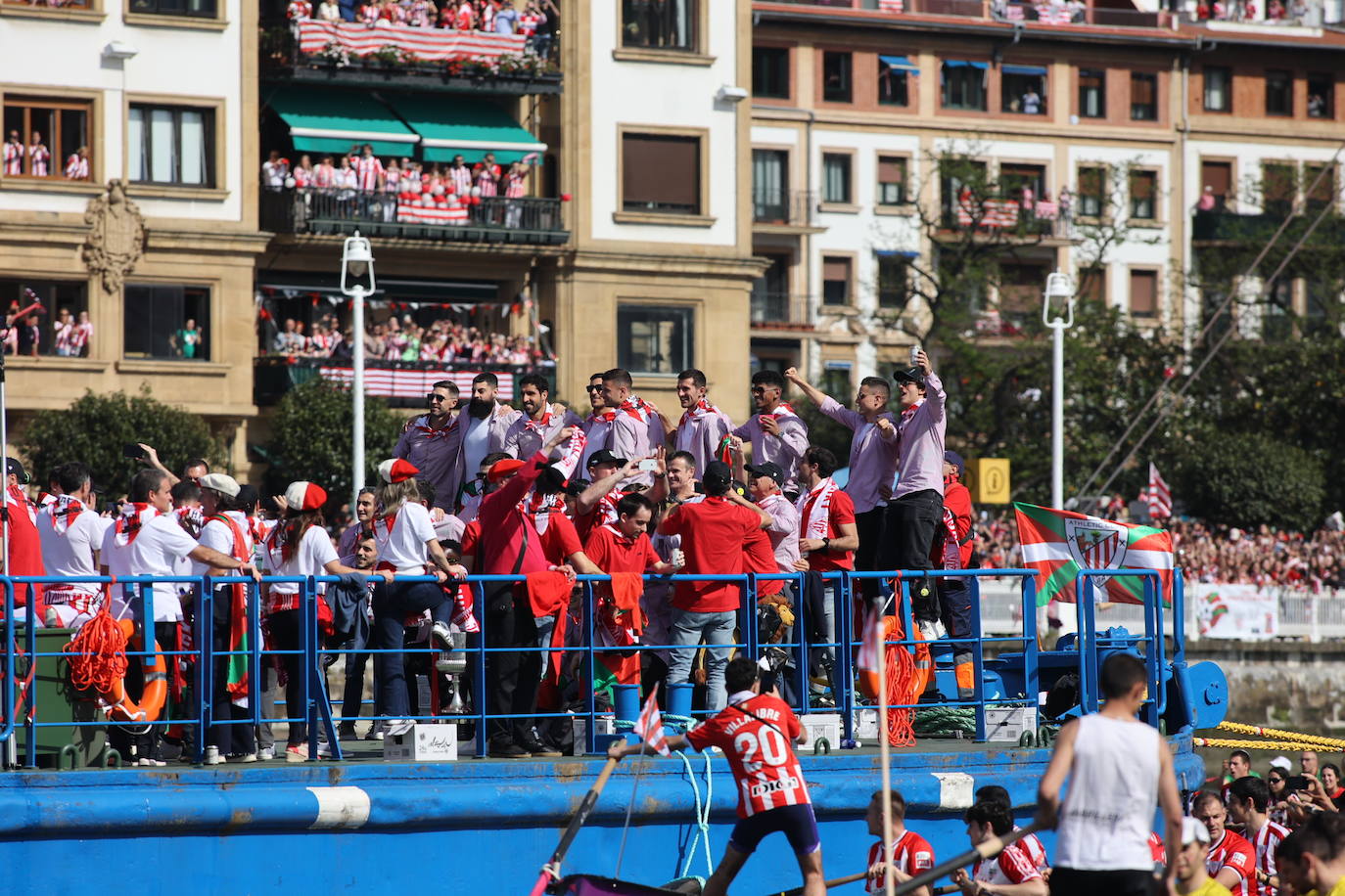 Euforia de los jugadores rojiblancos en la gabarra