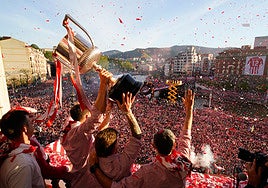 Bilbao se rinde a los campeones: «Esto es vuestro. Somos una familia»