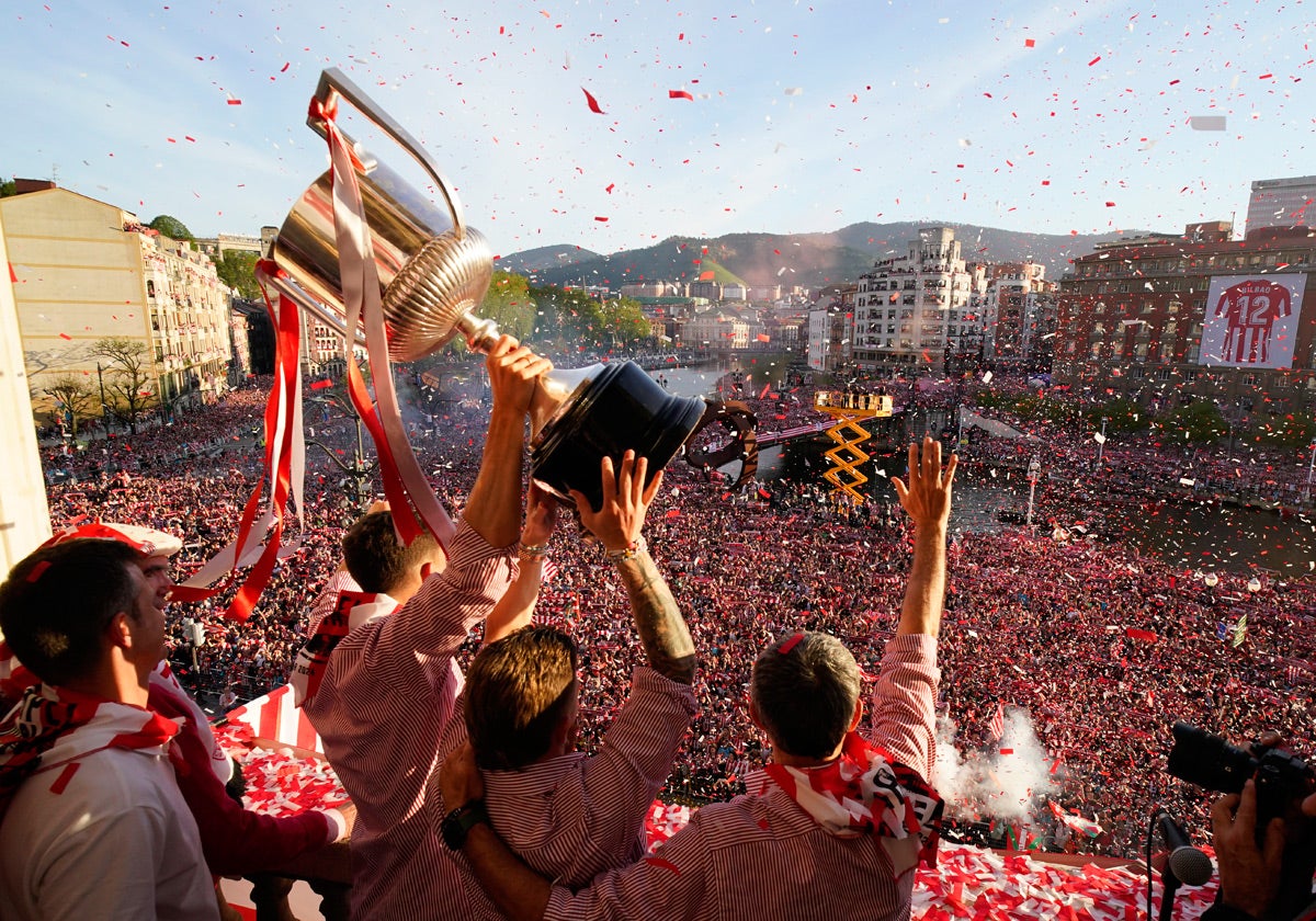 Bilbao se rinde a sus héroes: «Esto es vuestro. Somos una familia»