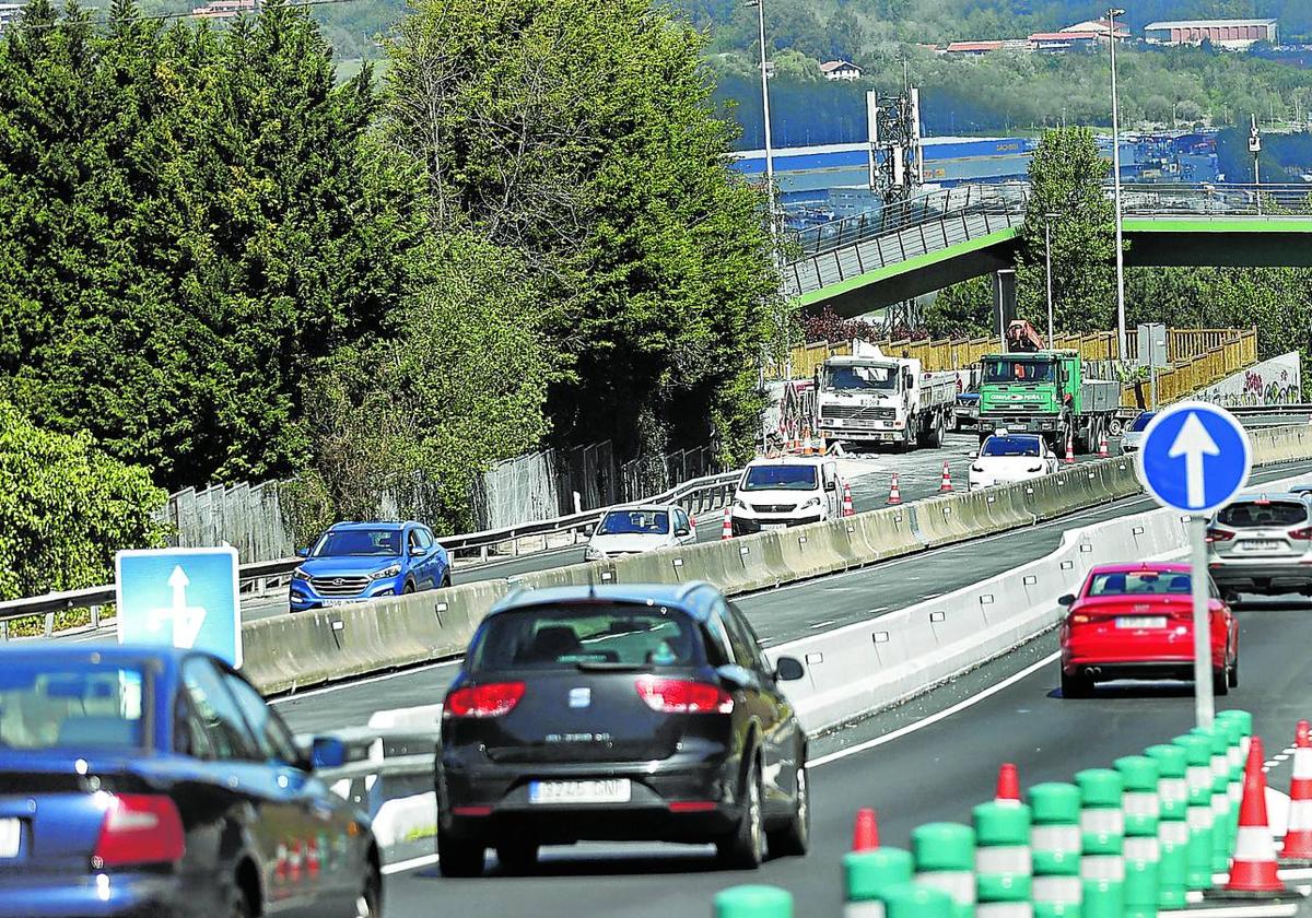 El recorrido entre la rotonda de Ibarsusi y el Txorierri puede realizarse de forma íntegra por un vial doble.