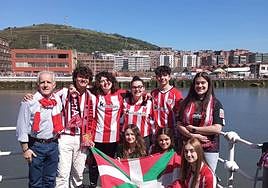 Ayer como alumno y hoy como profesor. Fernando Urquijo posa en la curva de Zorroza con los alumnos que le acompañaron ayer.