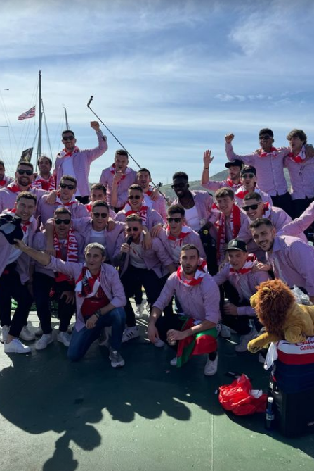 Euforia de los jugadores rojiblancos en la gabarra