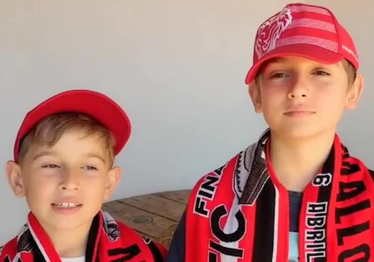 Toni y Guille, durante el vídeo de felicitación al Athletic.