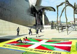 Greenpeace desplegó ayer una ikurriña gigante frente al Guggenheim para animar a los partidos que concurren este 21-A a «pintar de verde el futuro de Euskadi».