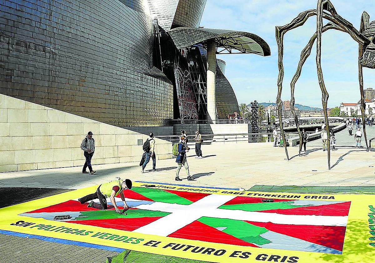 Greenpeace desplegó ayer una ikurriña gigante frente al Guggenheim para animar a los partidos que concurren este 21-A a «pintar de verde el futuro de Euskadi».