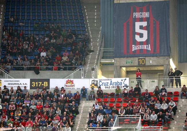 El dorsal 5 de Pablo Prigioni fue el primero en subirse a lo más alto del Buesa.