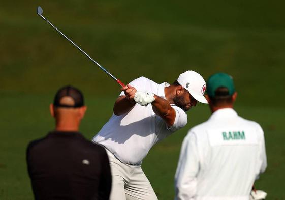 Rahm entrena el miércoles junto a su entrenador y su caddie, recuperado tras enfermar en Miami el domingo.