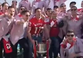 Sendoa, en el centro, con la Copa.