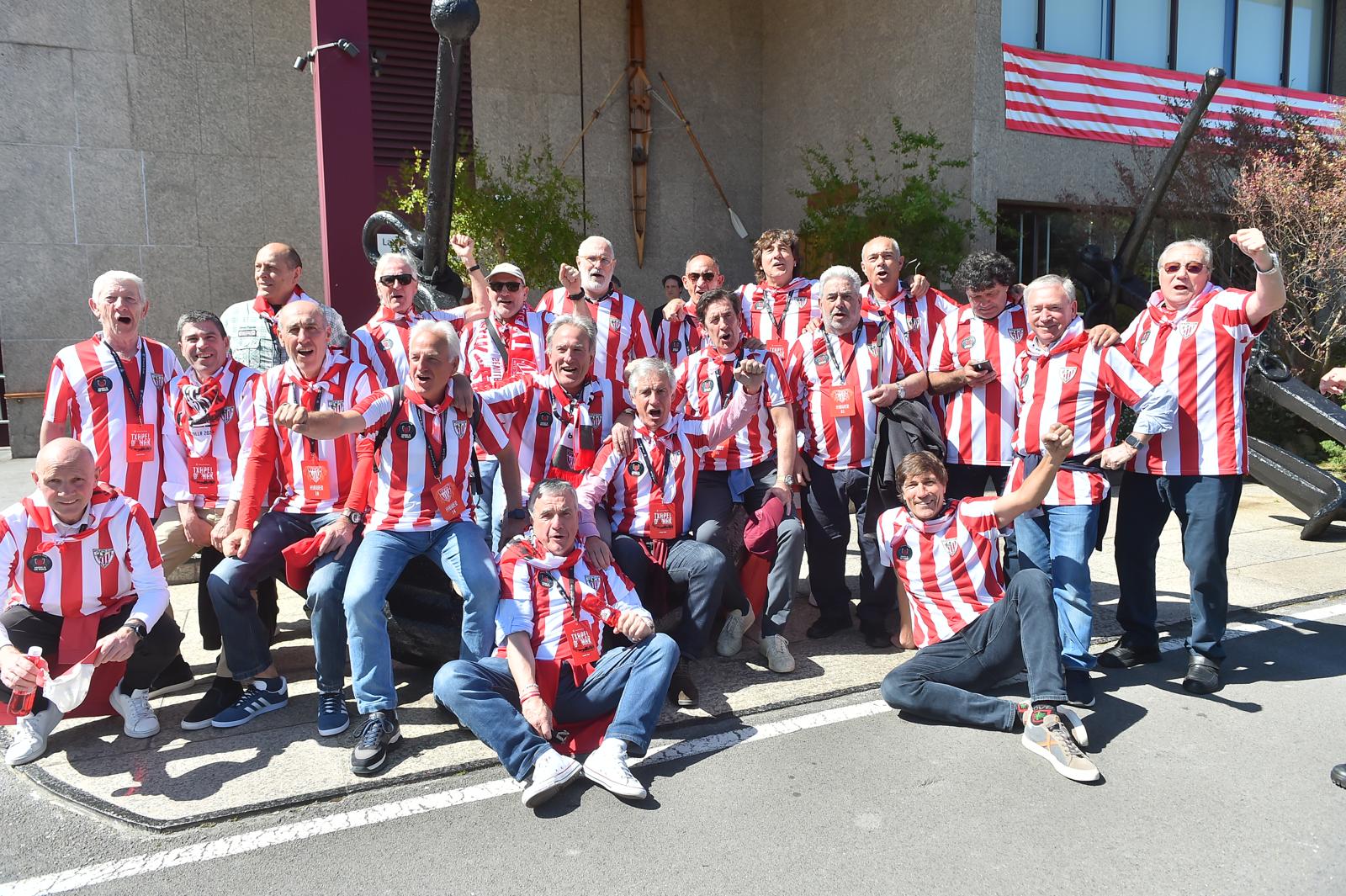 Euforia de los jugadores rojiblancos en la gabarra