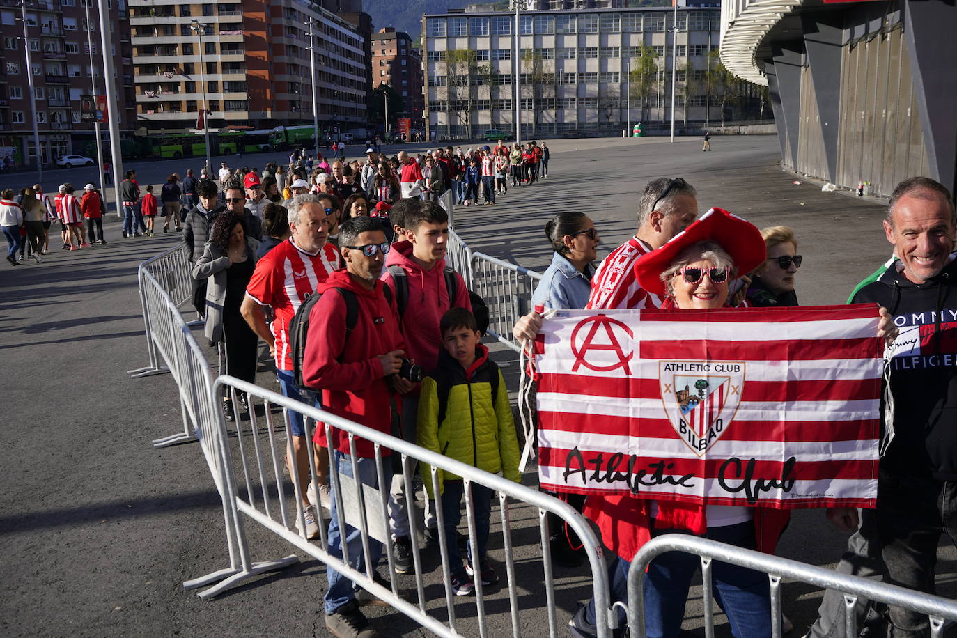 Los aficionados del Athletic se sacan fotos con la Copa