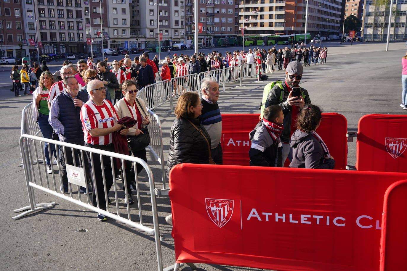 Los aficionados del Athletic se sacan fotos con la Copa