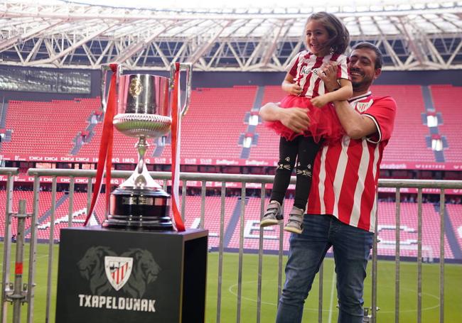 Pequeños y mayores querían su foto con la Copa.