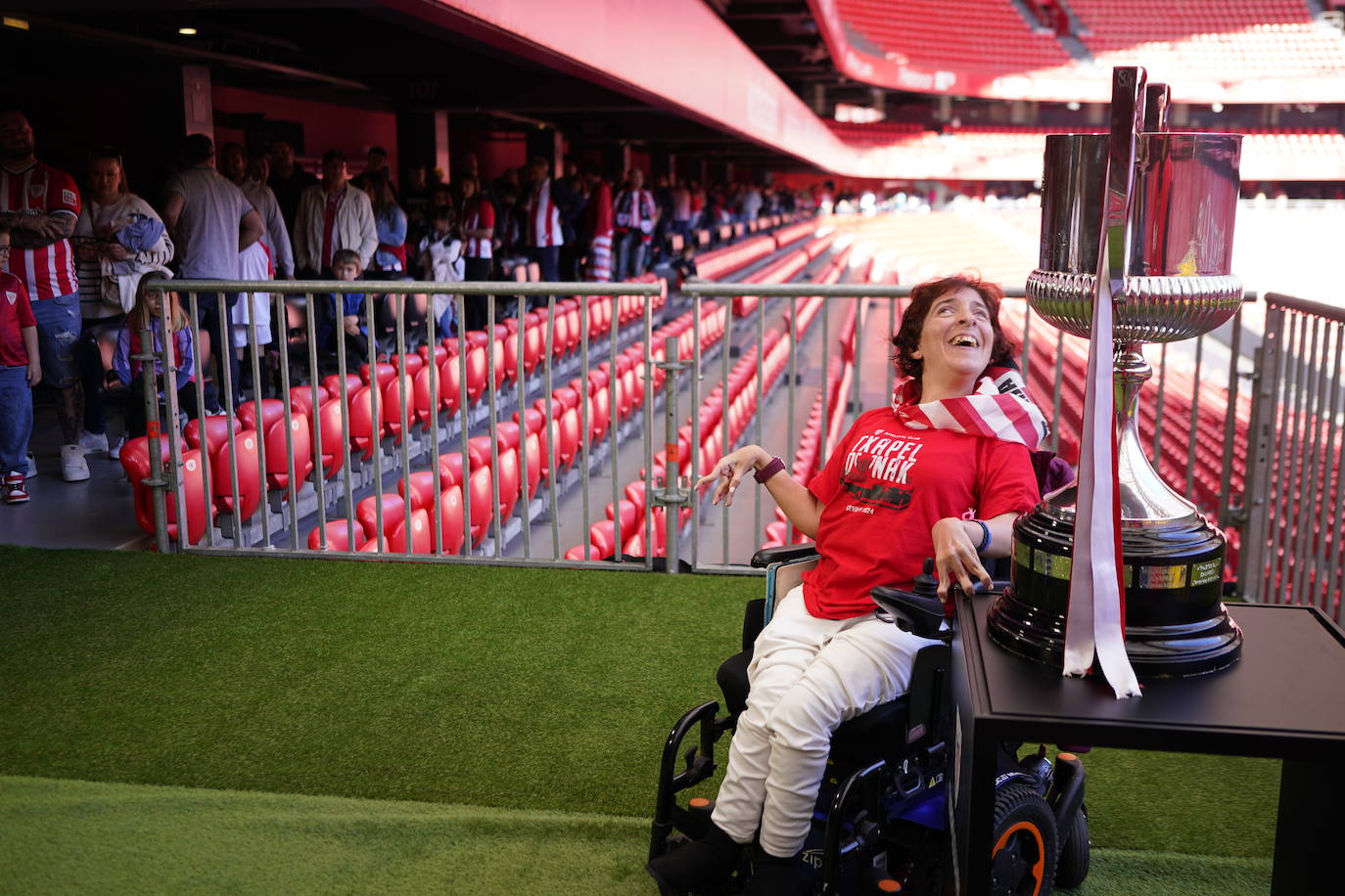 Los aficionados del Athletic se sacan fotos con la Copa