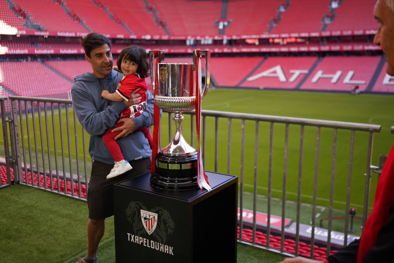 Los aficionados del Athletic se sacan fotos con la Copa