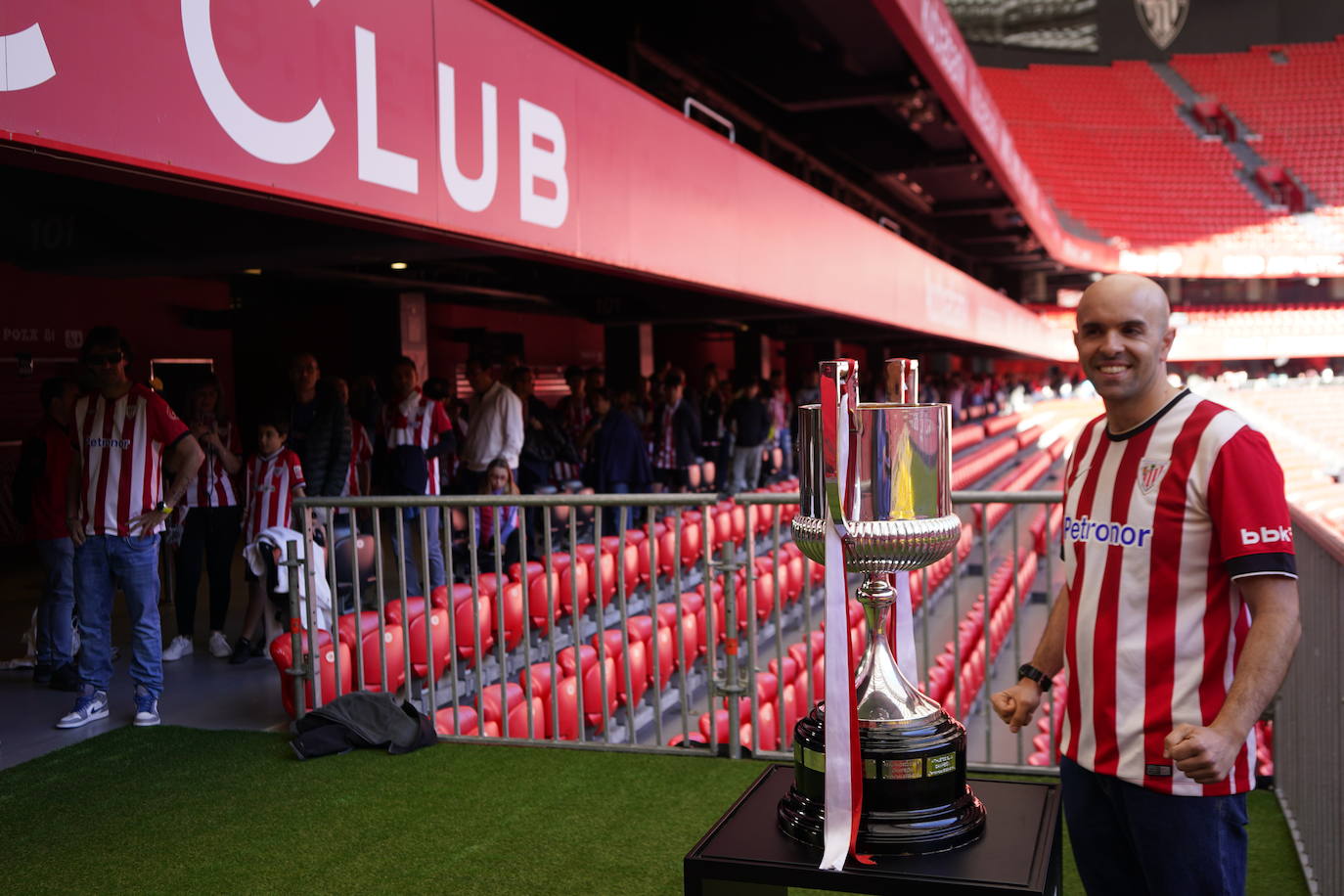 Los aficionados del Athletic se sacan fotos con la Copa