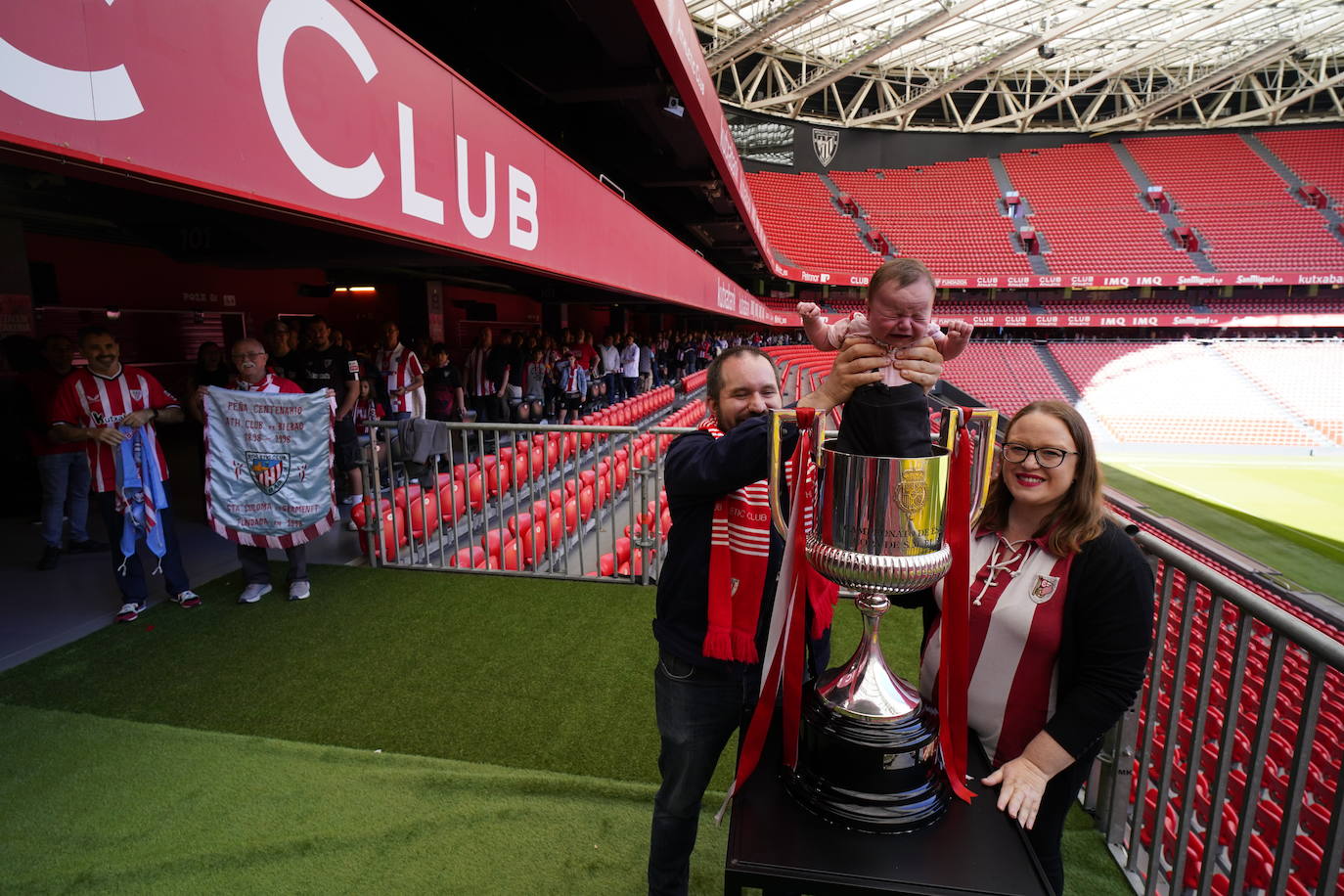 Los aficionados del Athletic se sacan fotos con la Copa