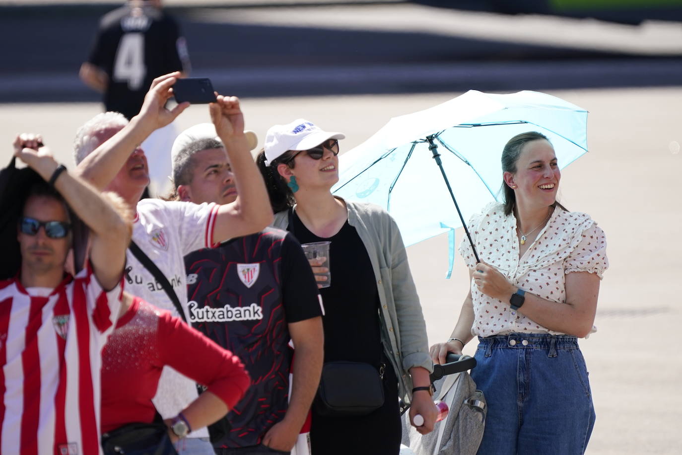 Los aficionados del Athletic se sacan fotos con la Copa