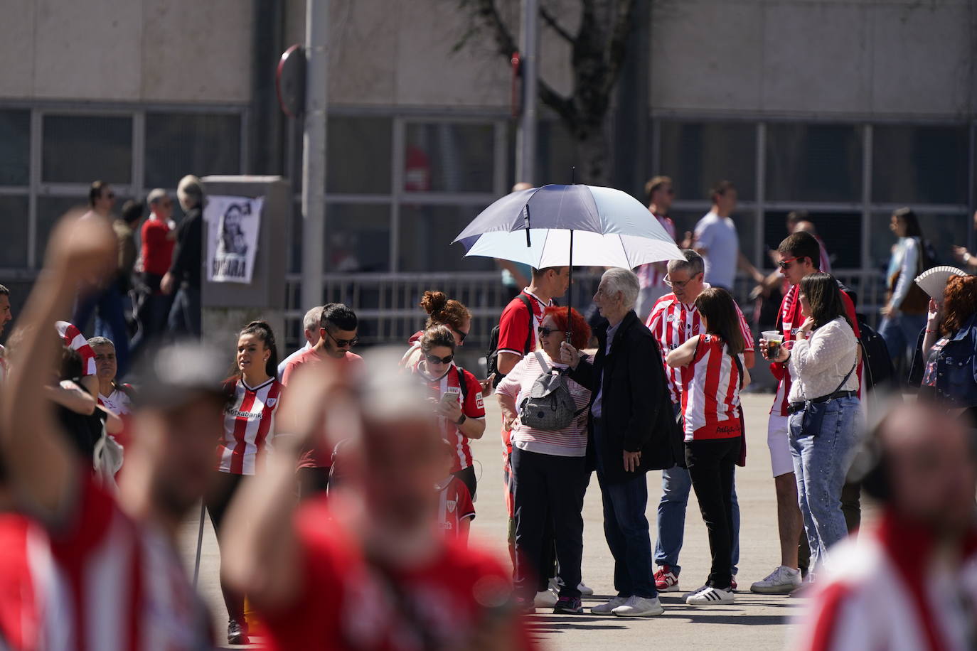 Los aficionados del Athletic se sacan fotos con la Copa