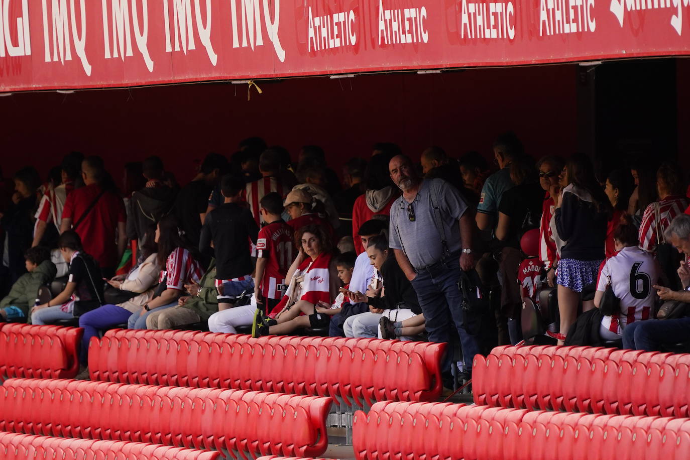 Los aficionados del Athletic se sacan fotos con la Copa