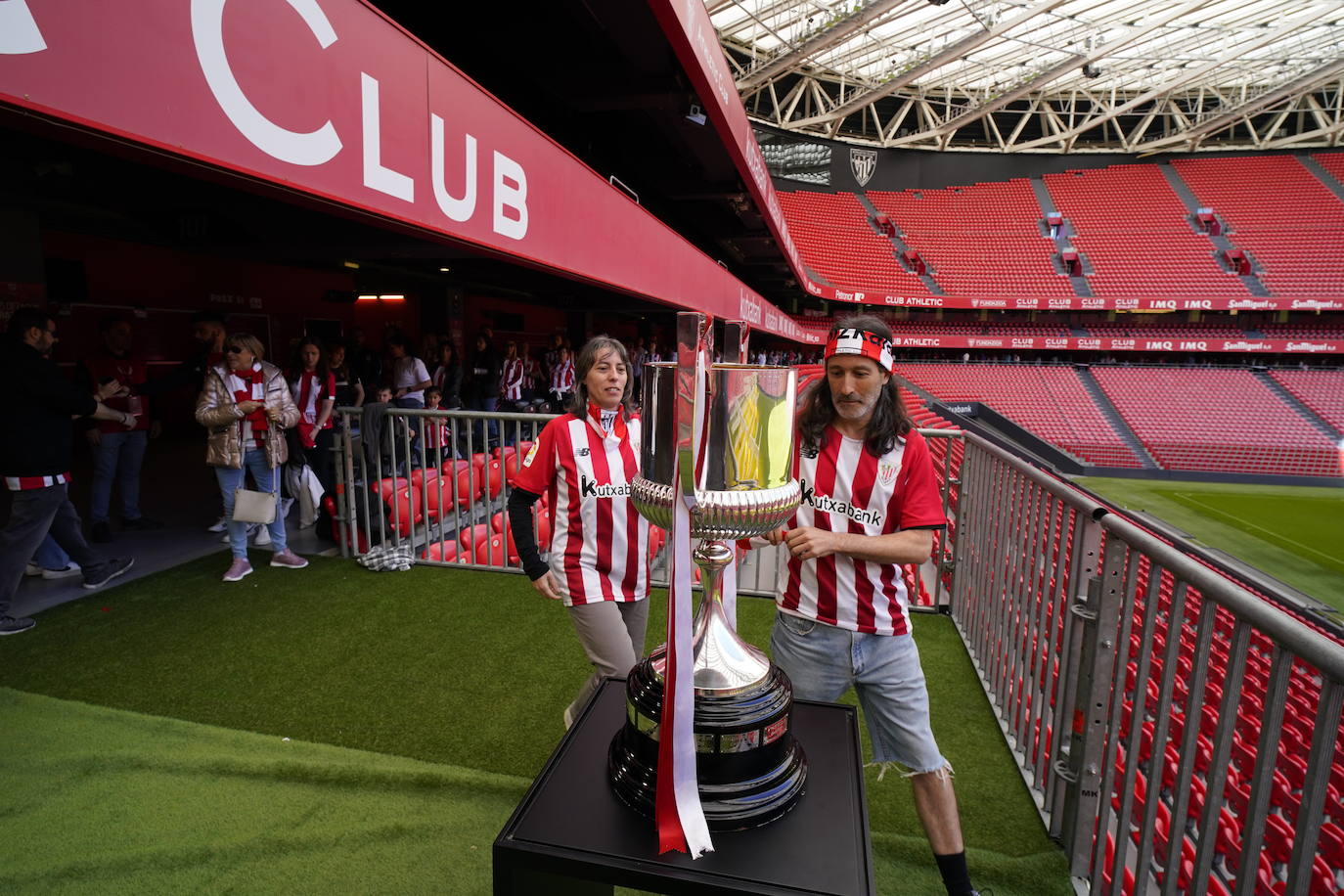 Los aficionados del Athletic se sacan fotos con la Copa