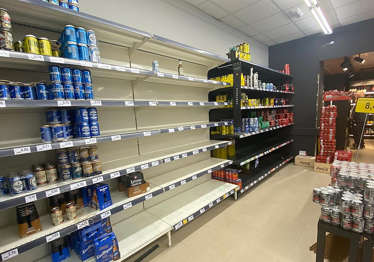 Imagen principal - La gabarra acaba con las reservas de ginebra, ron y vino en muchos bares de Bilbao