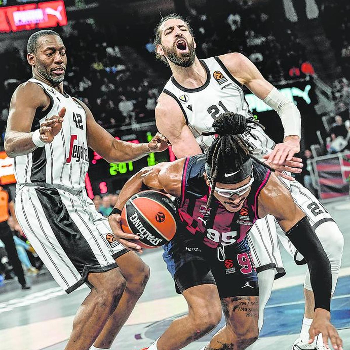 Moneke deja atrás a Shengelia y a Dunston en el choque de la primera vuelta ante el Virtus.