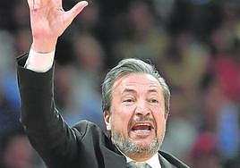 Luca Banchi marca jugada desde la banda.