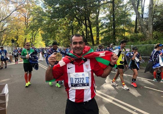 El atleta posa con la medalla y con la camiseta del Athletic en el maratón de Nueva York