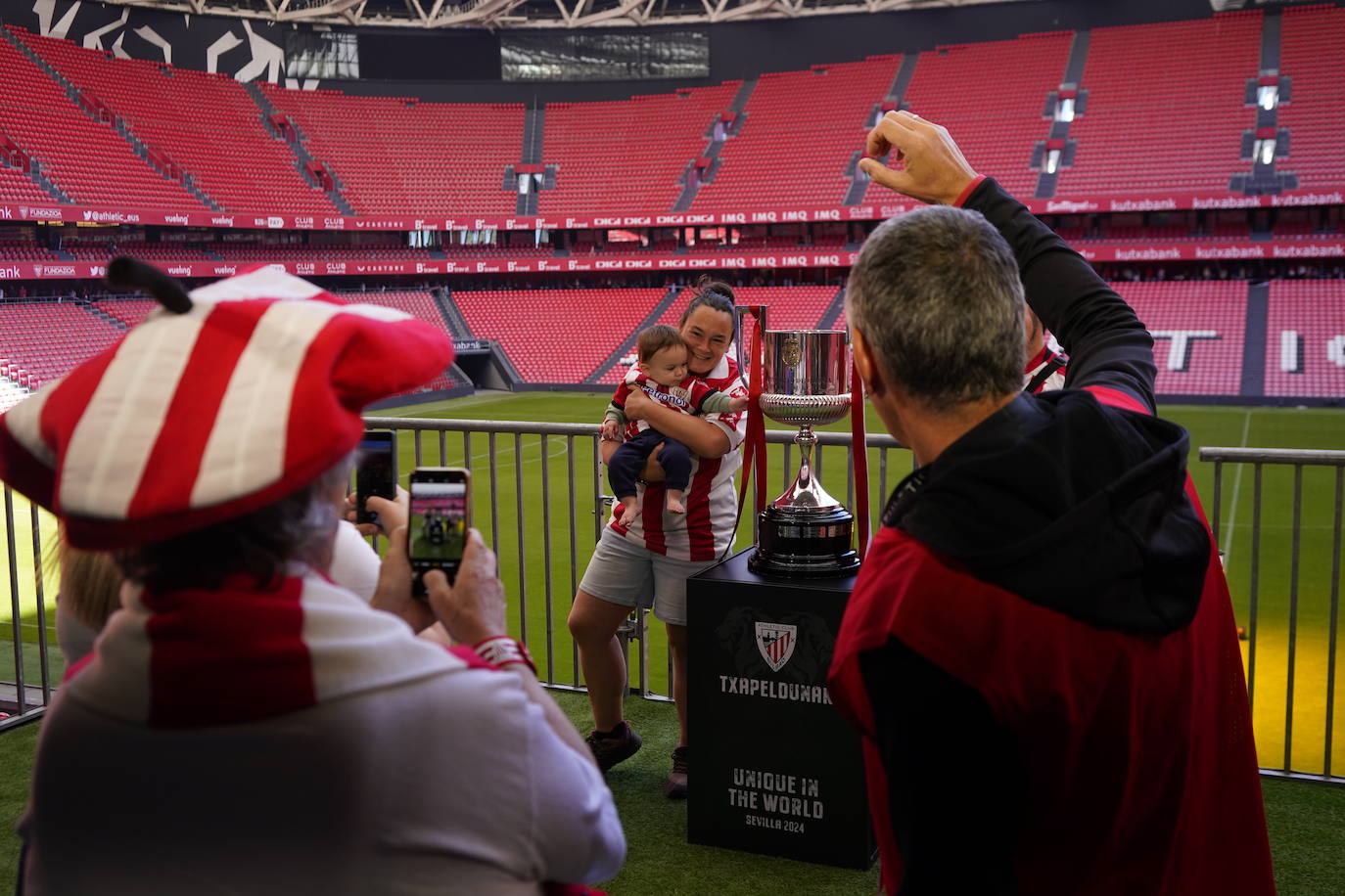 Los aficionados del Athletic se sacan fotos con la Copa