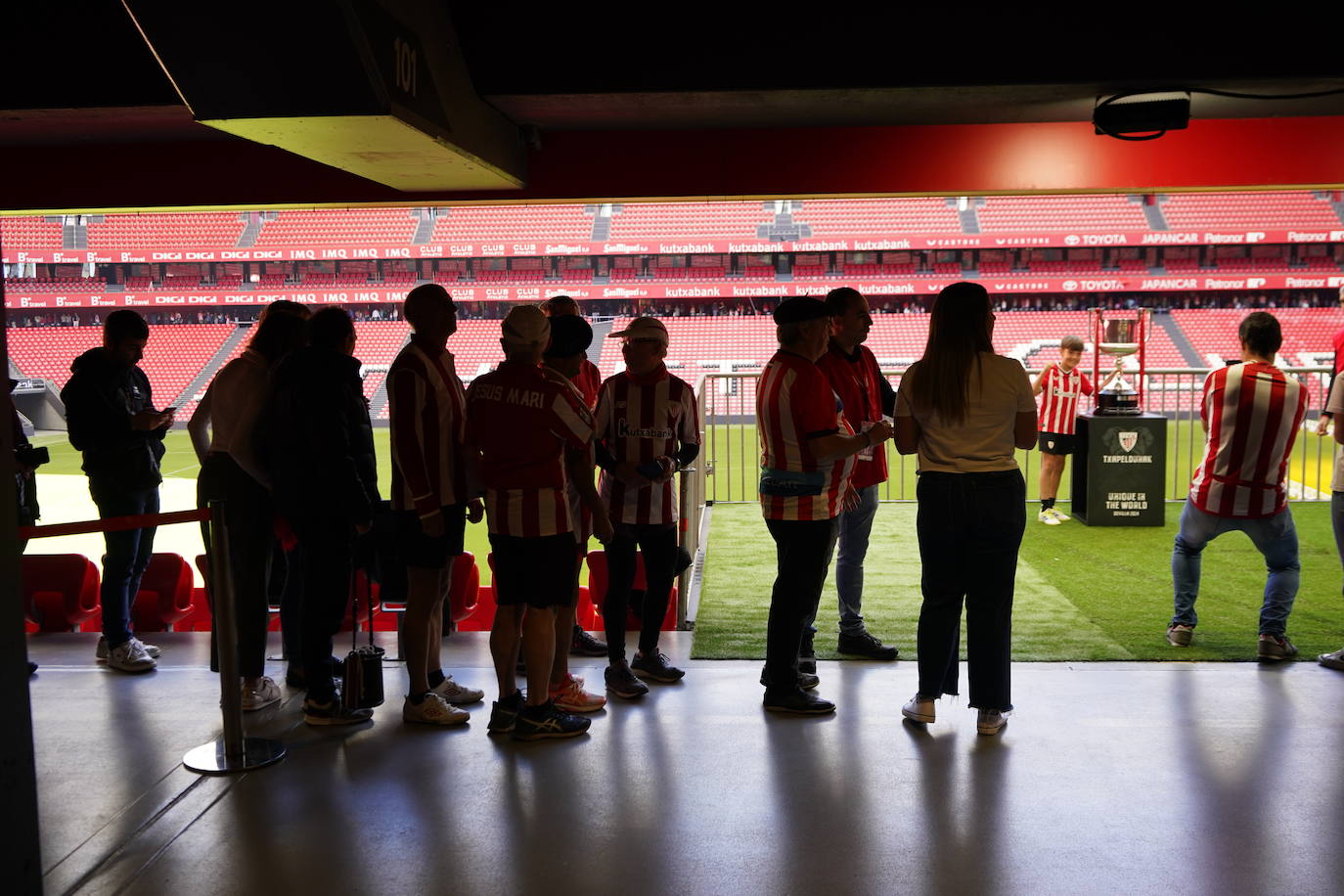 Los aficionados del Athletic se sacan fotos con la Copa