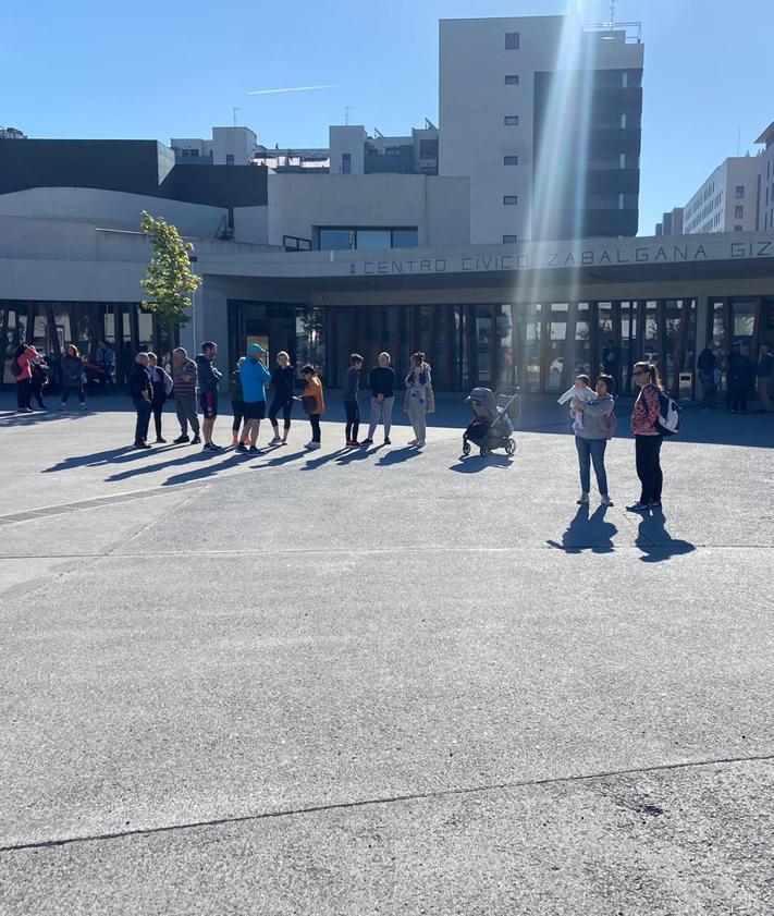 Imagen secundaria 2 - Varias imágenes del desalojo del centro cívico Zabalgana.