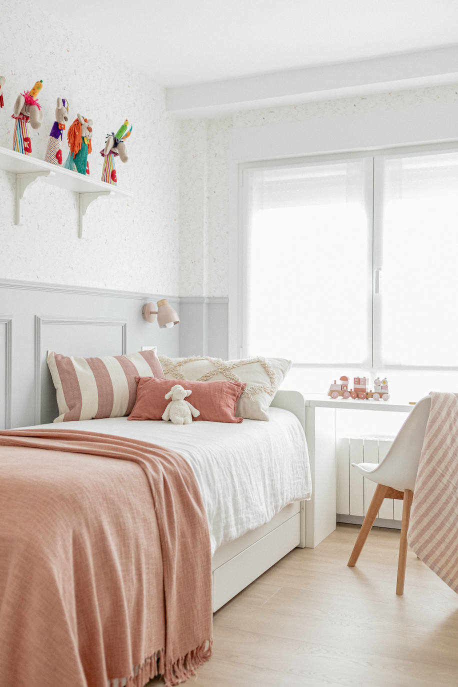 El piso oscuro convertido en casa de revista para una pareja joven y su hija en Bilbao