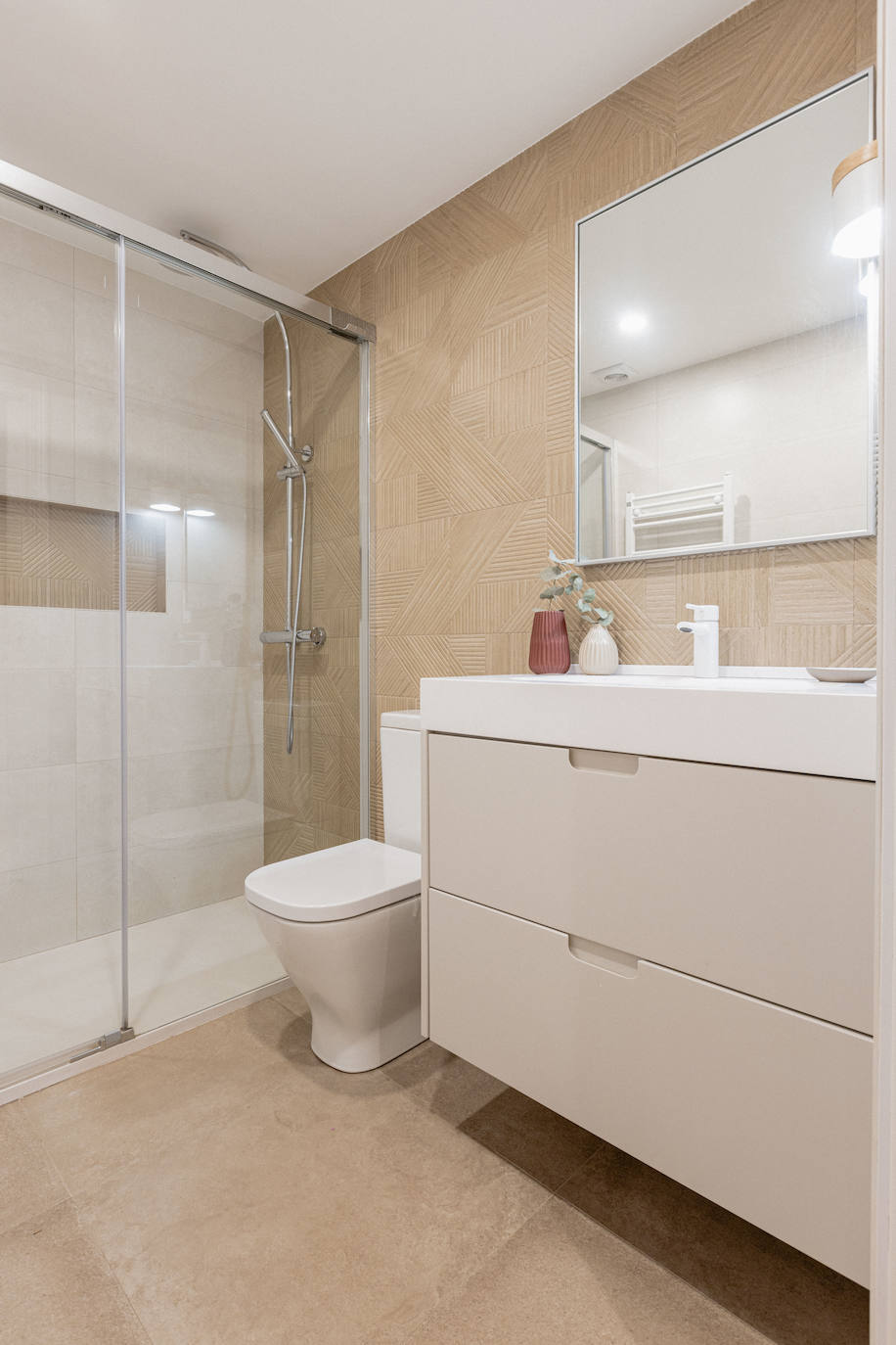 El piso oscuro convertido en casa de revista para una pareja joven y su hija en Bilbao