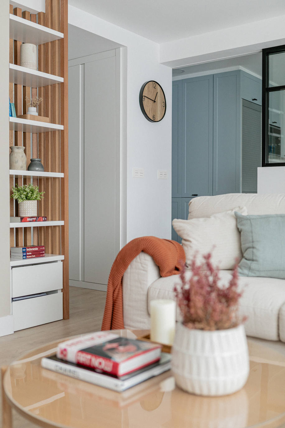 El piso oscuro convertido en casa de revista para una pareja joven y su hija en Bilbao