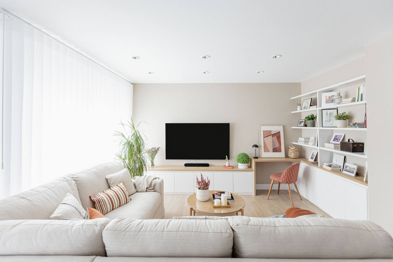 El piso oscuro convertido en casa de revista para una pareja joven y su hija en Bilbao