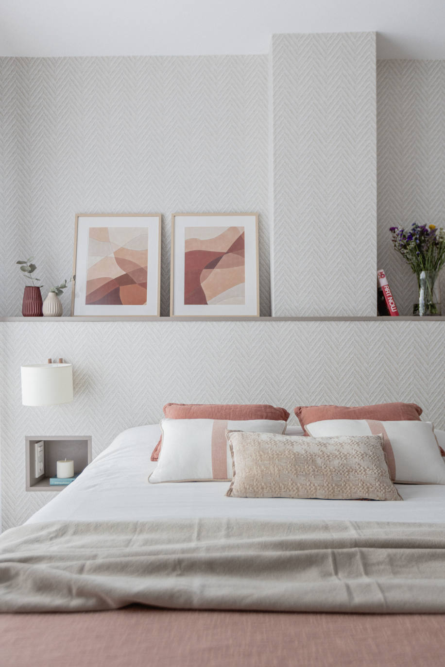 El piso oscuro convertido en casa de revista para una pareja joven y su hija en Bilbao