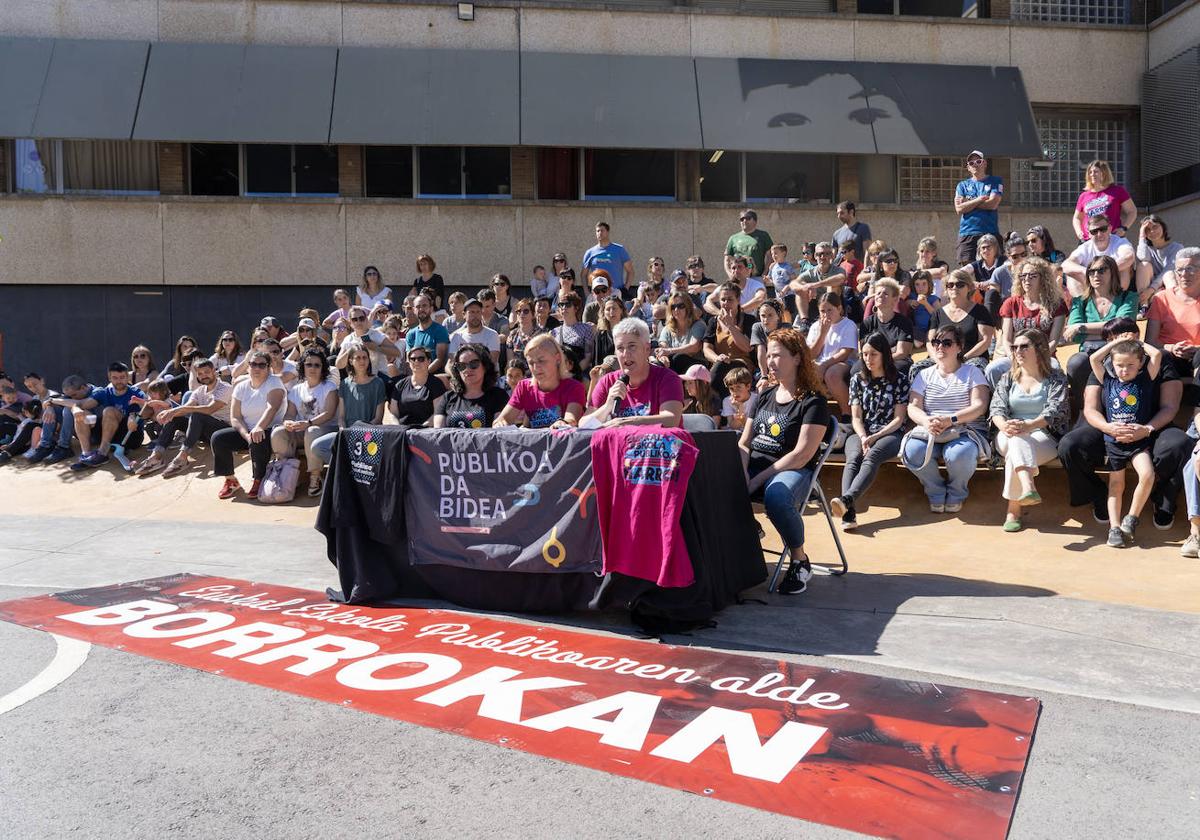 Decenas de miembros de la comunidad educativa del centro público de Elorrio se han concentrado este viernes.