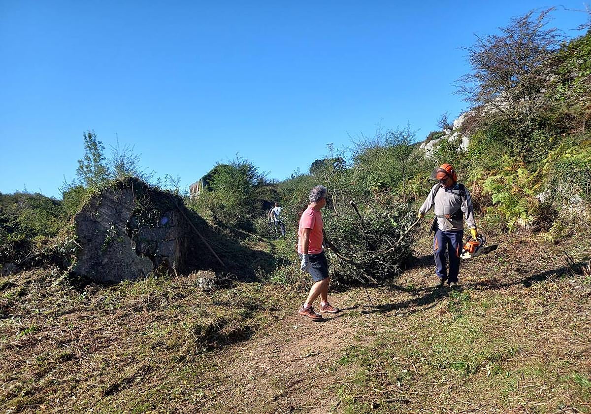 El equipo estaba formado por voluntarios de la asociación Burdin Herria, Larreineta, usuarios de los montes de Triano y Ekoetxea Peñas Negras.