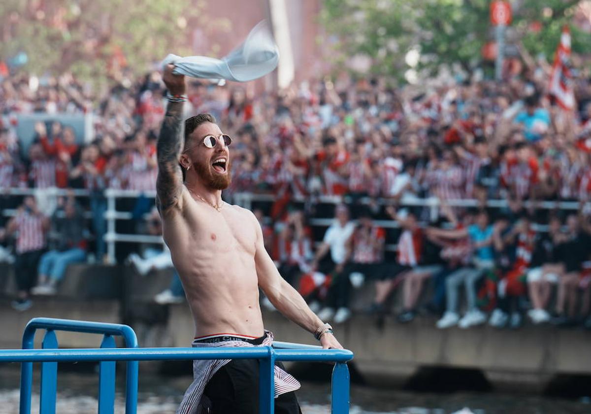 Muniain desvela la 'filosofía' del vestuario tras la larga fiesta: «Gallos de noche, gallos de día y el domingo...»