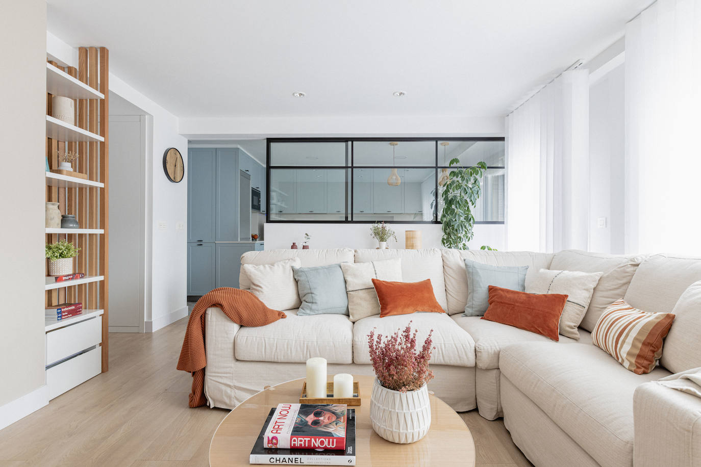 El piso oscuro convertido en casa de revista para una pareja joven y su hija en Bilbao