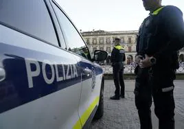 Agentes de la Policía Local en la plaza de España de Vitoria.