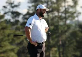 Rahm se lamenta tras conceder el bogey en el último hoyo.