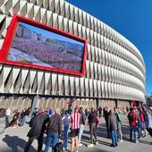 Los aficionados del Athletic ya guardan cola para sacarse una foto con la Copa