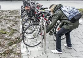 Un joven ajeno a la información canda su bicicleta.