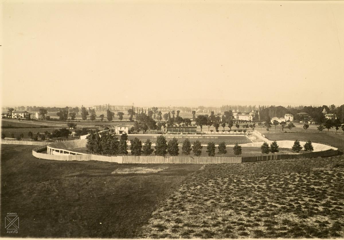 Vista panorámica del antiguo Mendizorroza con su velódromo incorporado en 1925.