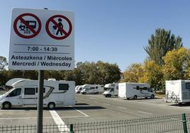 El parking de autocaravanas se mantendrá como servicio gratuito tras la colocación de las barreras.