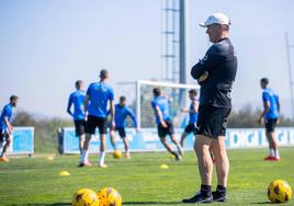 Luis García dirige a su equipo durante un entrenamiento de esta semana.