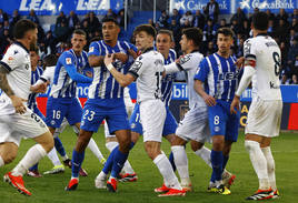 Benavídez y Kike, con opciones de volver al once titular contra el Granada, pelean el espacio en un córner contra la Real Sociedad.