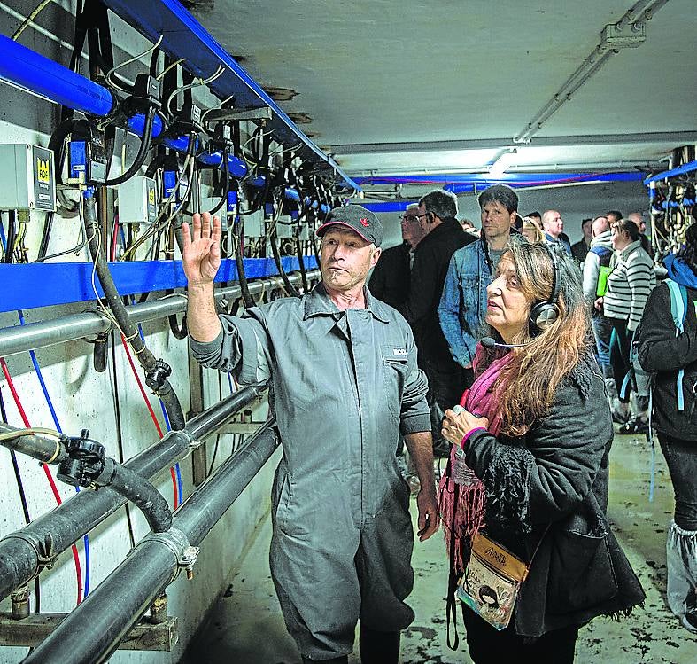 Txutxi Herboso muestra la estructura subterránea de ordeño.